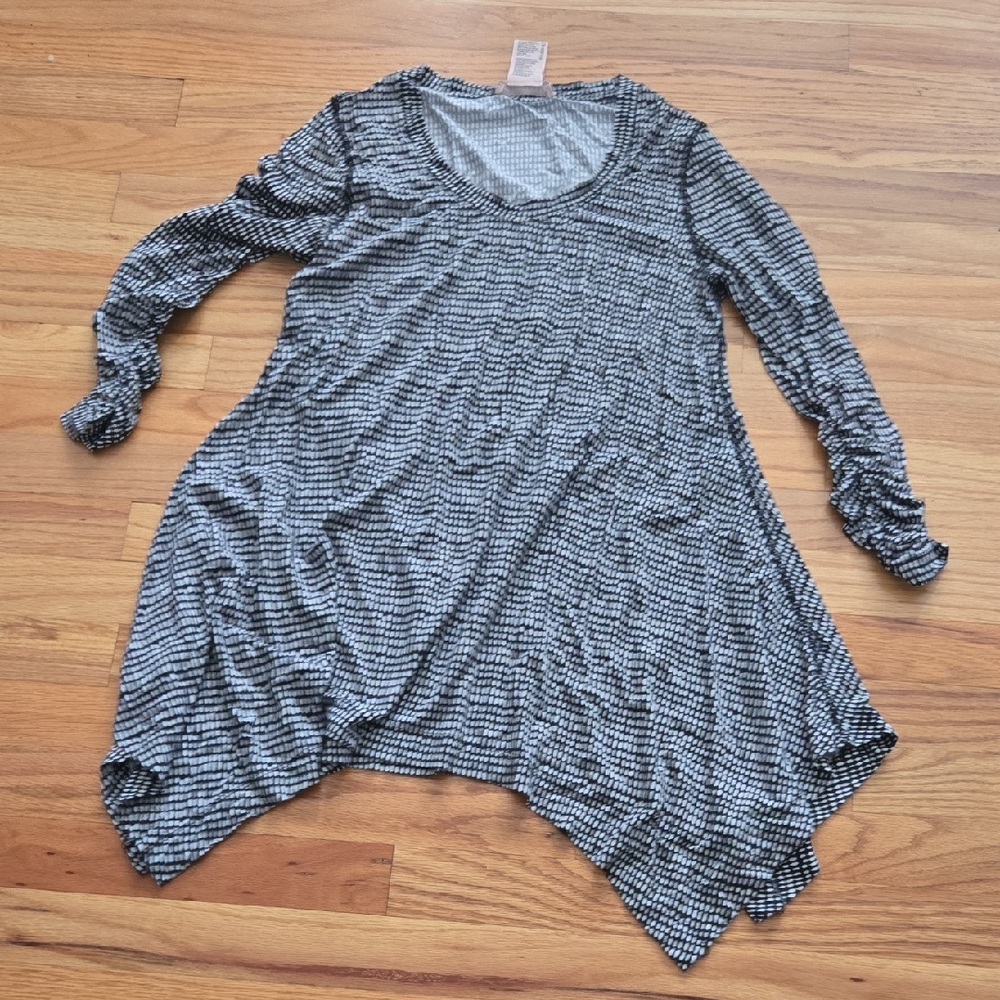Black and White Women's Tunic Top